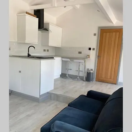 Luxury Studio With Private Gated Parking