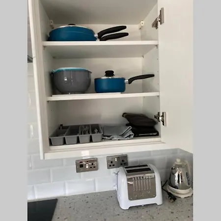 Luxury Studio With Private Gated Parking *