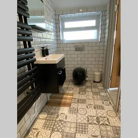 Luxury Studio With Private Gated Parking بيت للعطل